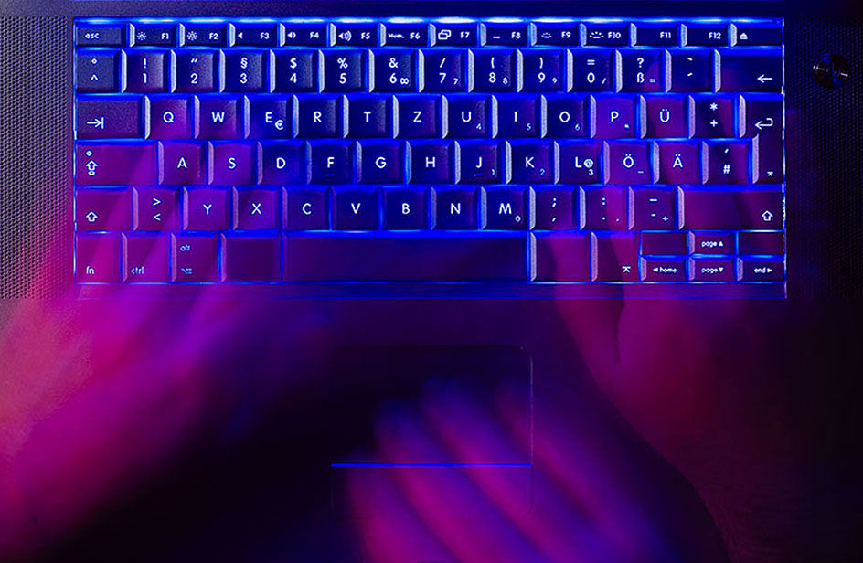 Tastatur mit Händen in Bewegung